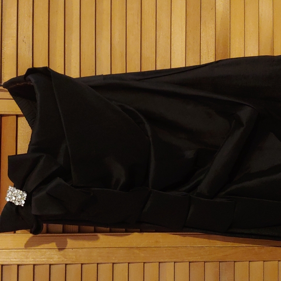 Beautiful NWOT black formal dress with boning. Size 20 plus - Picture 6 of 9